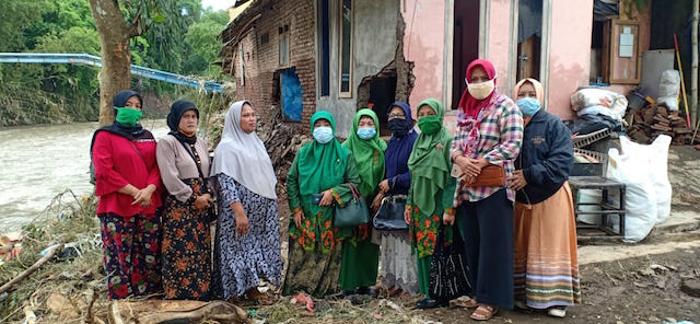 PC Muslimat NU Jember Bersama PAC Bantu Korban Banjir